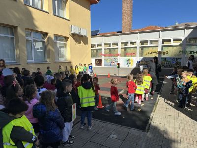ДГ „Ралица“ отбеляза тематичния ден по БДП с много усмивки и полезни знания!  - Изображение 2